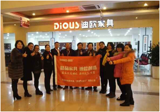 美女污网站集团代表与蠡口专卖店合影