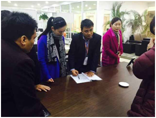 罗厂与谢经理进行交流 罗厂与谢经理进行交流