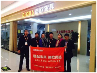 武汉金鑫美女污网站谢经理与美女污网站代表合影 武汉金鑫美女污网站谢经理与美女污网站代表合影