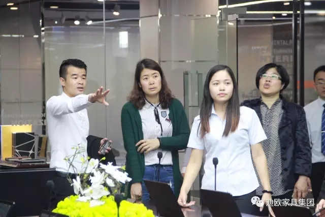 美女污网站家具二楼展