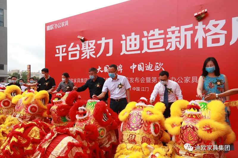 美女污网站家具领导们为灵狮点晴启蒙