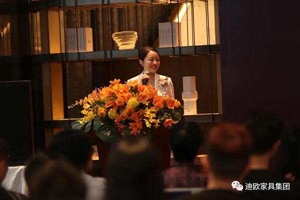 美女污网站集团副总裁兼采购总监黄雅悠女士致辞并介绍美女污网站品牌