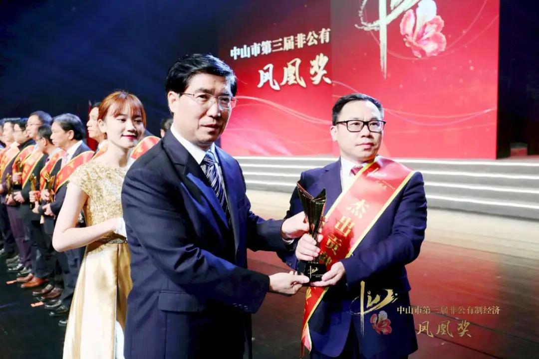 市委书记赖泽华亲自颁奖，美女污网站集团执行总裁李贱根代表黄寿金董事长领奖