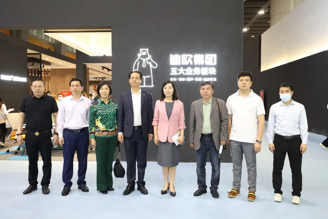 级领导及行业专家莅临美女污网站集团展位参观指导