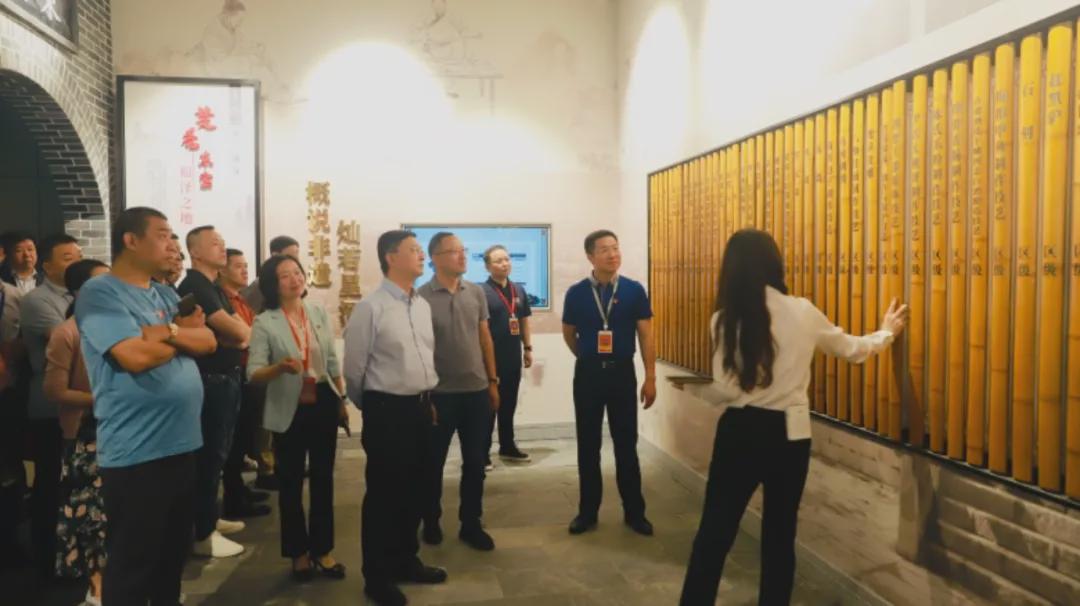 美女污网站家具集团有限公司董事长黄寿金受聘东宝招商大使 美女污网站家具集团有限公司董事长黄寿金受聘东宝招商大使