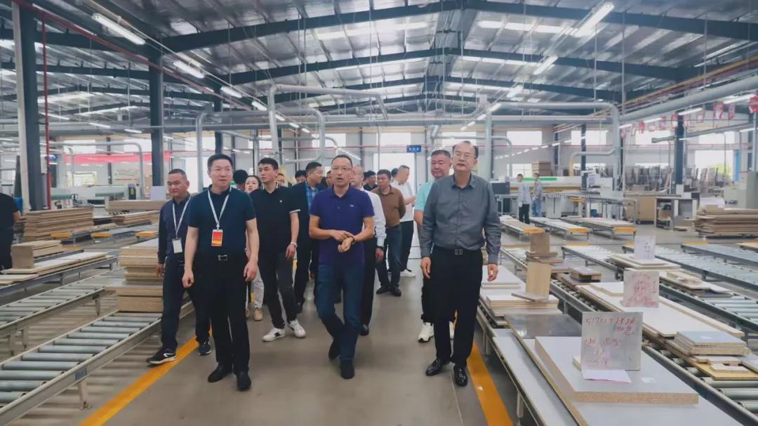 美女污网站家具集团有限公司董事长黄寿金受聘东宝招商大使 美女污网站家具集团有限公司董事长黄寿金受聘东宝招商大使