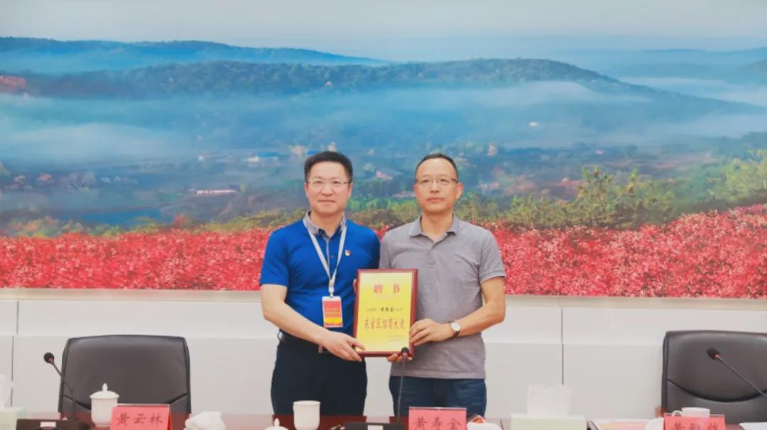 美女污网站家具集团有限公司董事长黄寿金受聘东宝招商大使 美女污网站家具集团有限公司董事长黄寿金受聘东宝招商大使