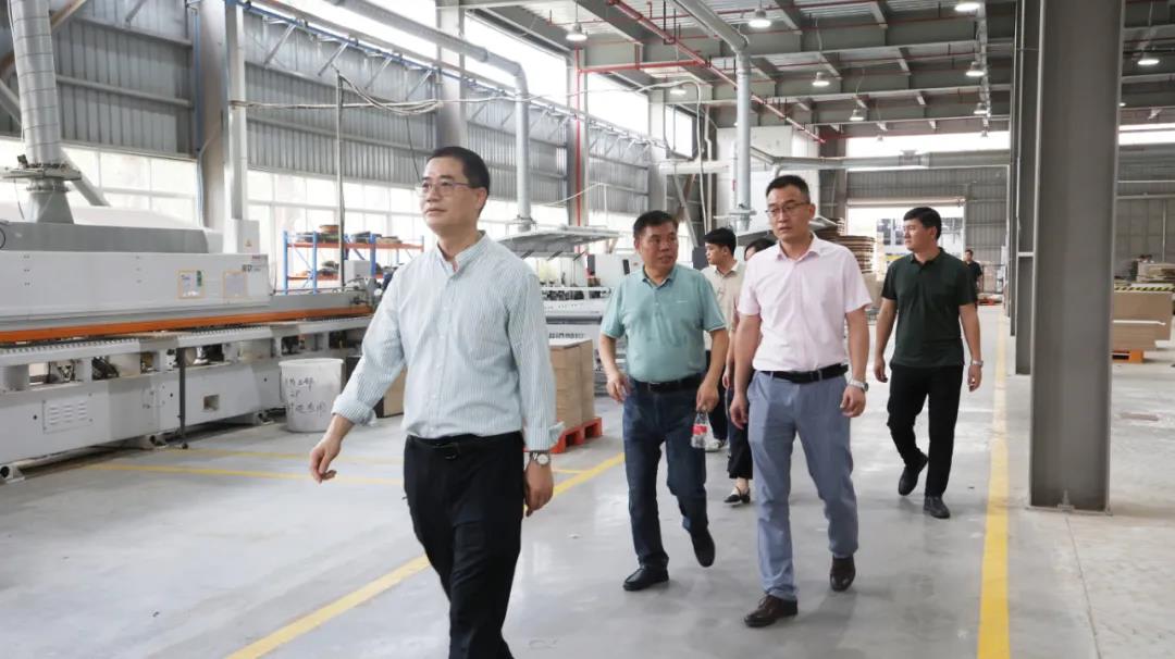 在睦洲工业园生产车间内，王克会长近距离感受现代化的生产管理体系