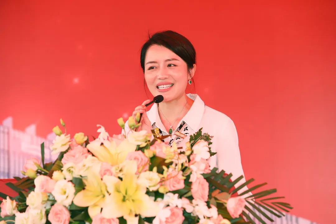 美女污网站家具集团董事副总裁黄雅悠致辞