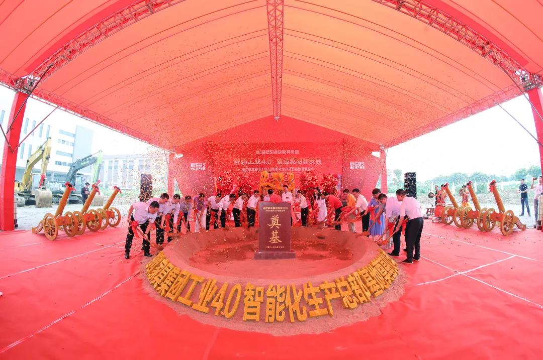 出席奠基仪式的领导、嘉宾共同为项目奠基培土