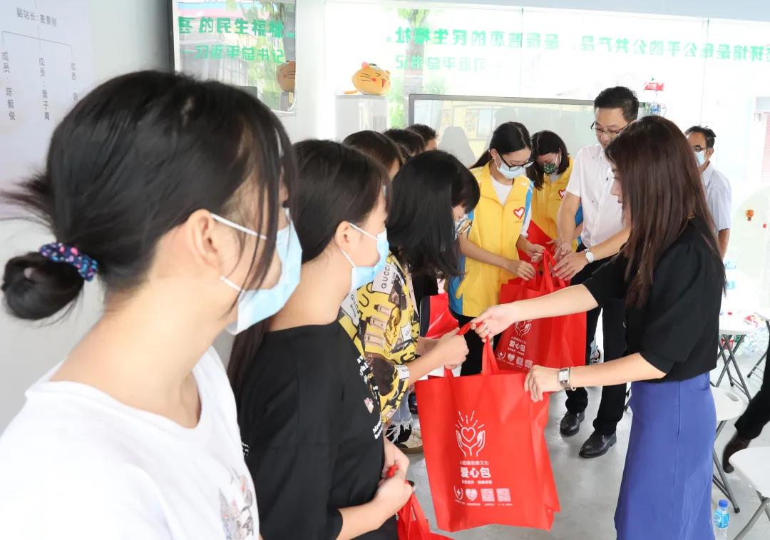 美女污网站家具集团为受助学子赠送爱心包