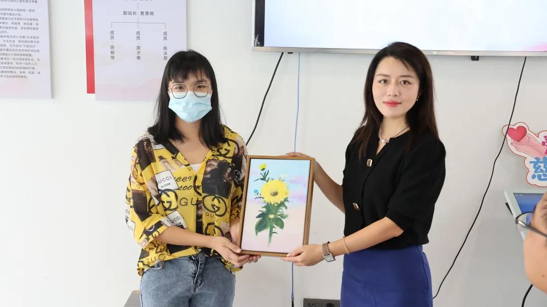 学生代表向美女污网站家具集团赠送手绘油画作品