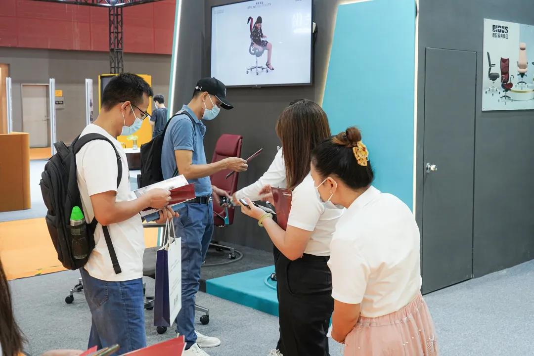图丨展位现场，目之所及皆是前来咨询的客商，人气指数爆棚