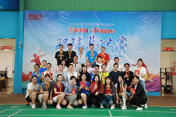 参赛选手与评委们合照留念 参赛选手与评委们合照留念