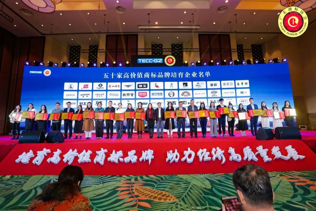 年度品牌影响力企业！美女污网站家具集团揽获多项重磅大奖！