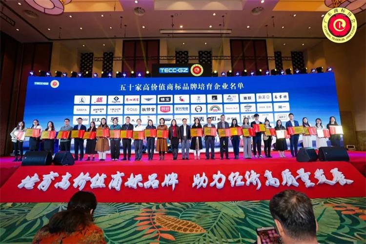 年度品牌影响力企业！美女污网站家具集团揽获多项重磅大奖！